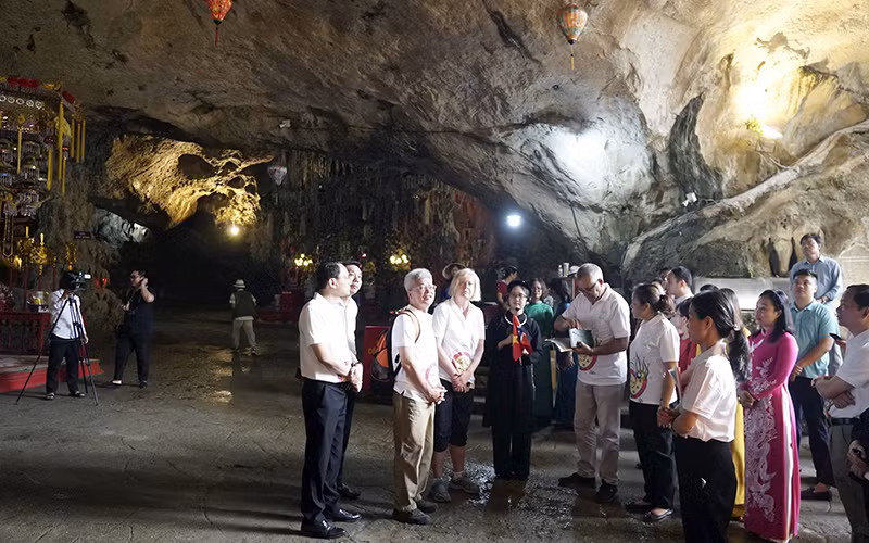 Các nhà khoa học tìm hiểu giá trị danh thắng động Tam Thanh, thành phố Lạng Sơn (Lạng Sơn). Các nhà khoa học tìm hiểu giá trị danh thắng động Tam Thanh, thành phố Lạng Sơn (Lạng Sơn).