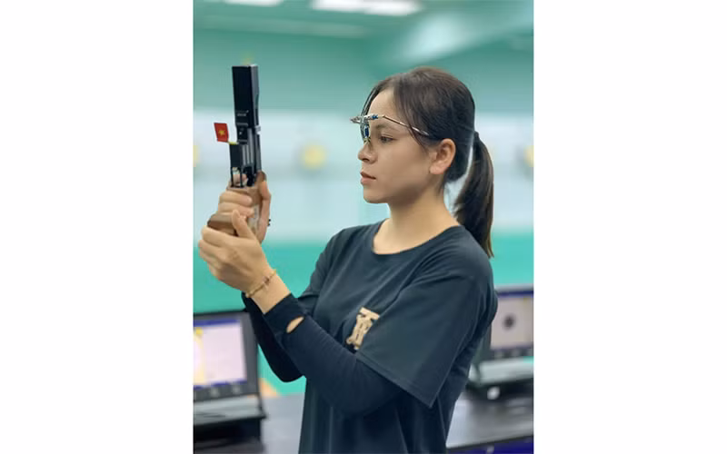Nữ xạ thủ hàng đầu Việt Nam Trịnh Thu Vinh tại một buổi tập luyện. (Ảnh NV)