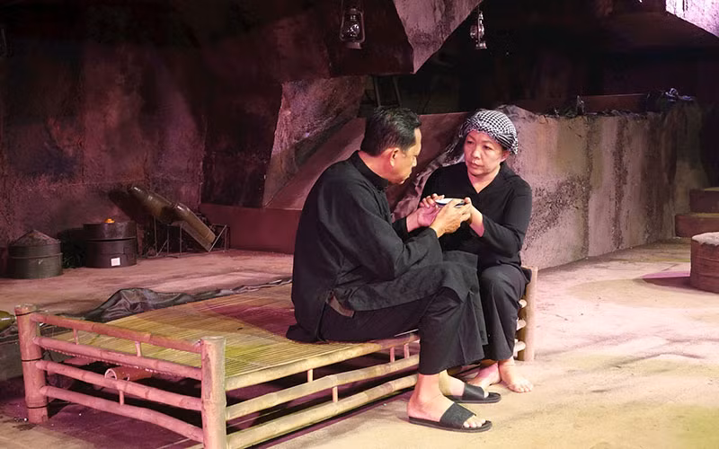 Một cảnh trong vở Đất Thép. (Ảnh Mạnh Hảo)