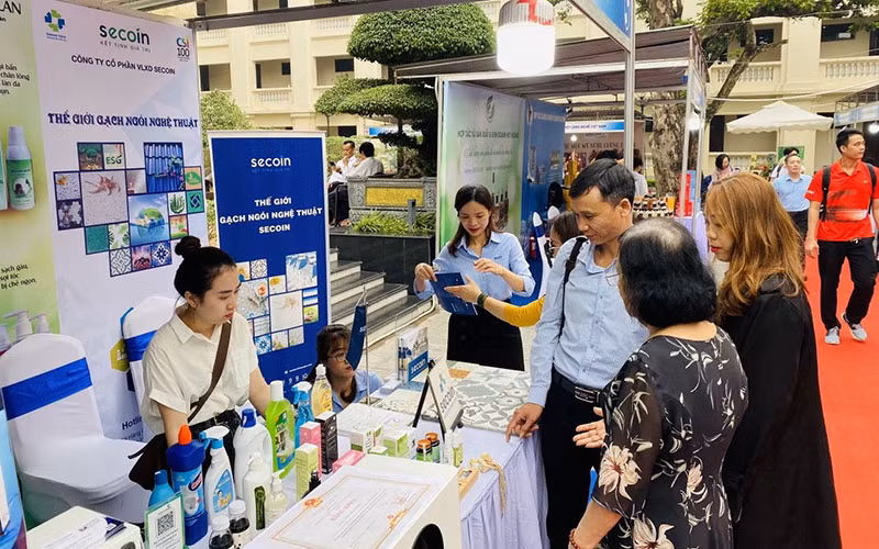 Hội chợ quảng bá sản phẩm khoa học và công nghệ tại Hà Nội. (Ảnh TUẤN ANH)
