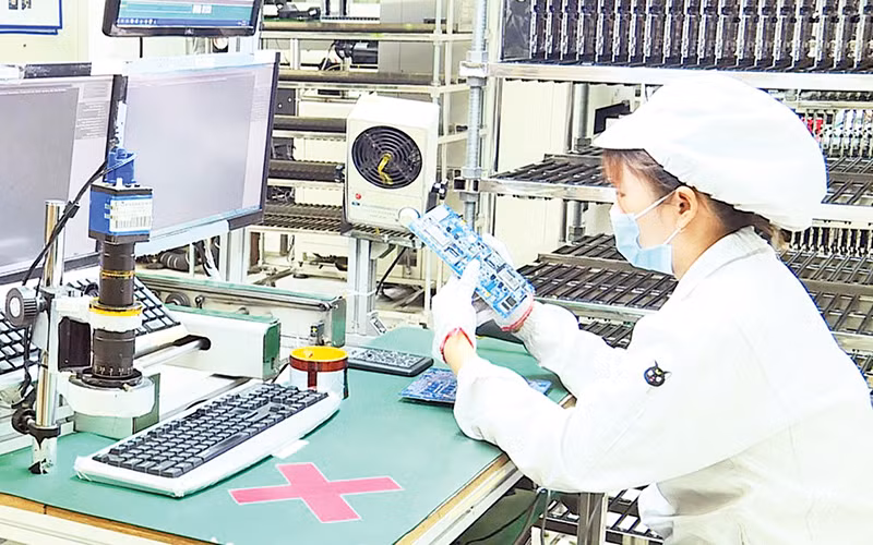 Dây chuyền sản xuất tại Công ty TNHH Fuhong precision component (Khu công nghiệp Đình Trám). (Ảnh Trường Sơn) Dây chuyền sản xuất tại Công ty TNHH Fuhong precision component (Khu công nghiệp Đình Trám). (Ảnh Trường Sơn)
