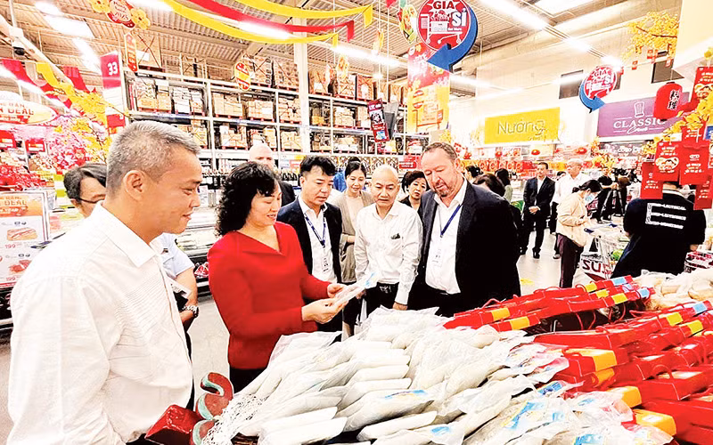 Lãnh đạo Bộ Công thương khảo sát tình hình hàng hóa phục vụ Tết Nguyên đán Ất Tỵ 2025 tại một siêu thị ở Thành phố Hồ Chí Minh. (Ảnh CTV)