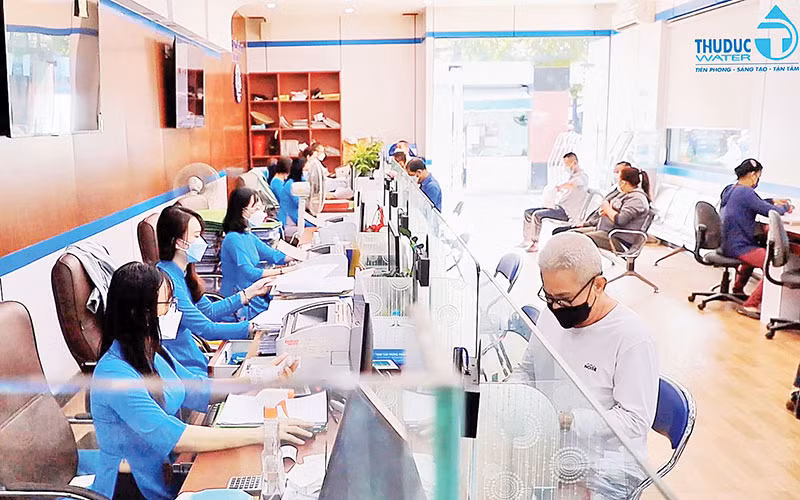 Bộ phận chăm sóc khách hàng của Công ty cổ phần Cấp nước Thủ Đức. Bộ phận chăm sóc khách hàng của Công ty cổ phần Cấp nước Thủ Đức.