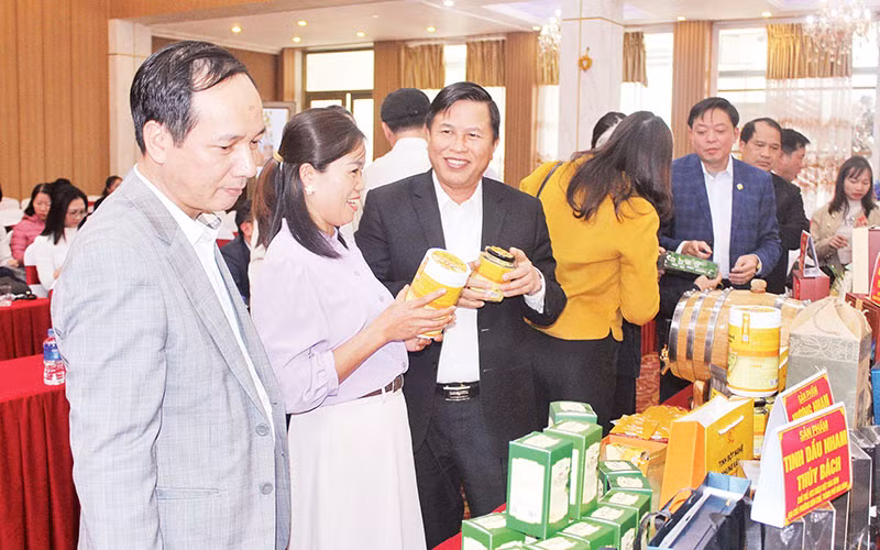 Phó Chủ tịch Ủy ban nhân dân tỉnh Hòa Bình Đinh Công Sứ (thứ ba từ trái sang) tại buổi tổ chức đánh giá, phân hạng các sản phẩm OCOP năm 2023.