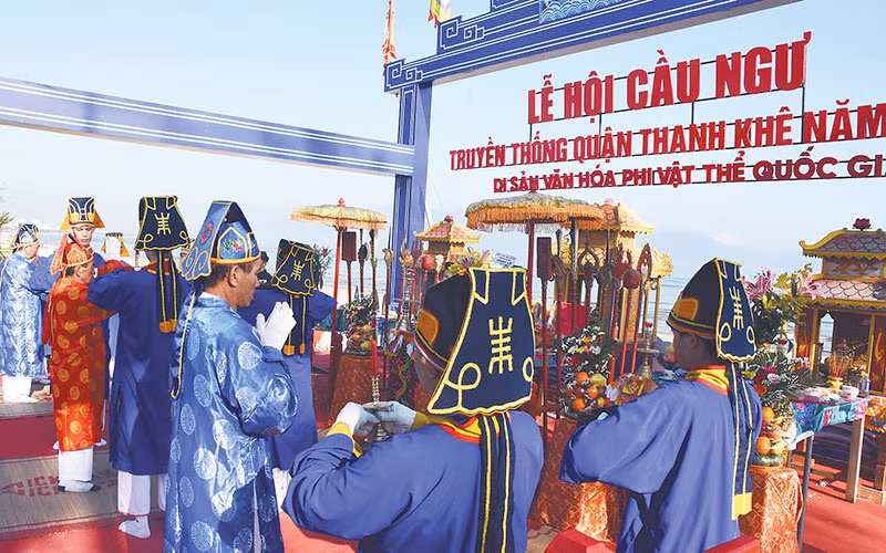 Các vị bô lão vùng biển Xuân Hà, trong phần chính lễ của Lễ hội Cầu ngư truyền thống quận Thanh Khê ngày 29/2. Các vị bô lão vùng biển Xuân Hà, trong phần chính lễ của Lễ hội Cầu ngư truyền thống quận Thanh Khê ngày 29/2.