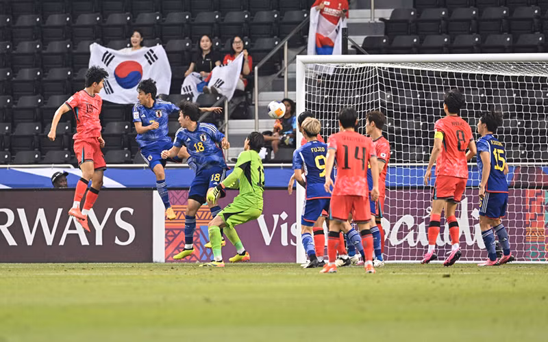 Tại vòng bảng, U23 Hàn Quốc (áo đỏ) thắng U23 Nhật Bản 1-0. 