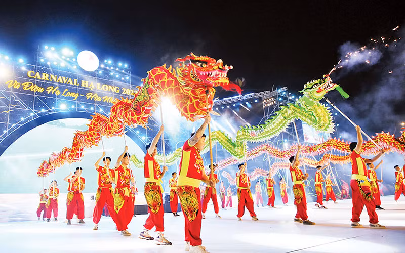 Carnaval Hạ Long trở thành thương hiệu của Quảng Ninh hấp dẫn du khách trong nước và quốc tế. Carnaval Hạ Long trở thành thương hiệu của Quảng Ninh hấp dẫn du khách trong nước và quốc tế.