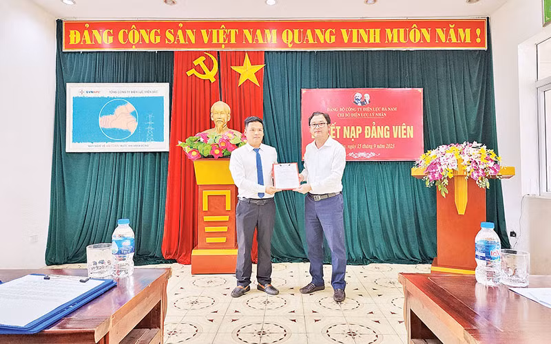 Đảng bộ Công ty Điện lực Hà Nam tổ chức kết nạp đảng viên mới. (Ảnh NGUYỄN PHÚC)