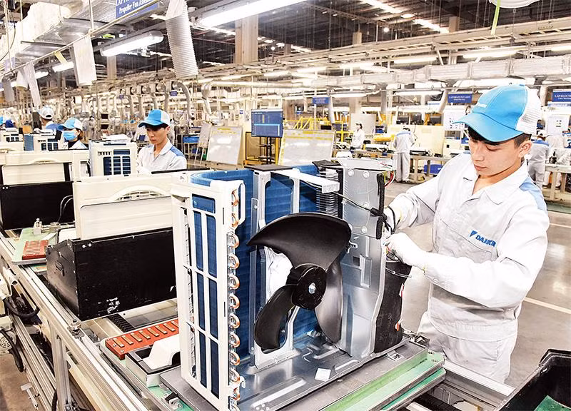 Công nhân Công ty cổ phần Daikin Việt Nam lắp ráp máy điều hòa. Ảnh: ĐẶNG MINH