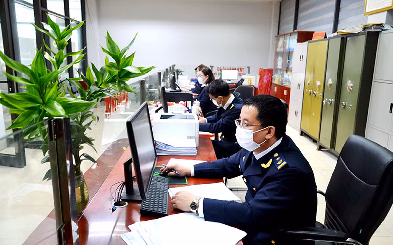 Cán bộ Hải quan tỉnh Lào Cai làm thủ tục thông quan điện tử rút ngắn thời gian và chi phí cho doanh nghiệp xuất, nhập khẩu ở Cửa khẩu quốc tế Lào Cai. Cán bộ Hải quan tỉnh Lào Cai làm thủ tục thông quan điện tử rút ngắn thời gian và chi phí cho doanh nghiệp xuất, nhập khẩu ở Cửa khẩu quốc tế Lào Cai.