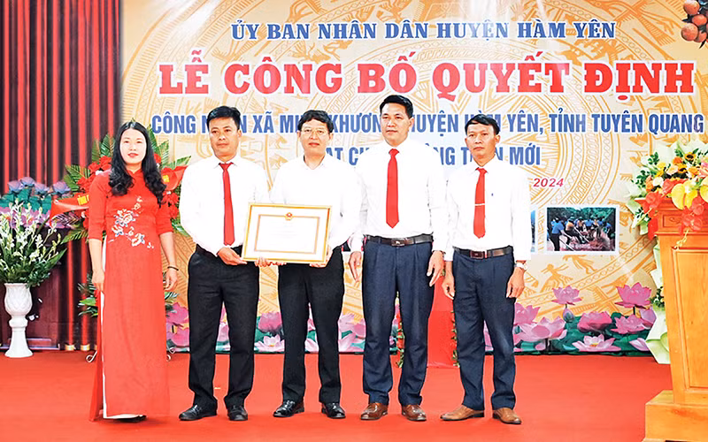 Lãnh đạo Sở Nông nghiệp và Phát triển nông thôn tỉnh Tuyên Quang trao quyết định công nhận đạt chuẩn nông thôn mới cho xã Minh Khương. (Ảnh Trang Tâm)