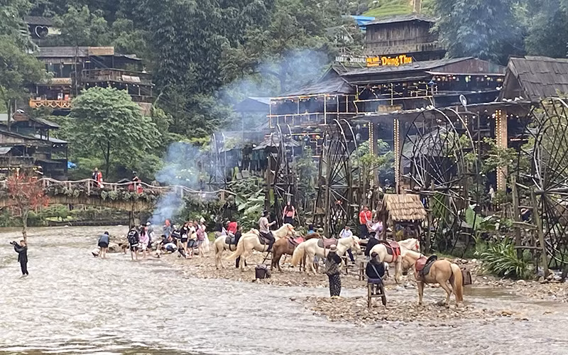 Khu du lịch Cát Cát (Sa Pa) đang hồi sinh.