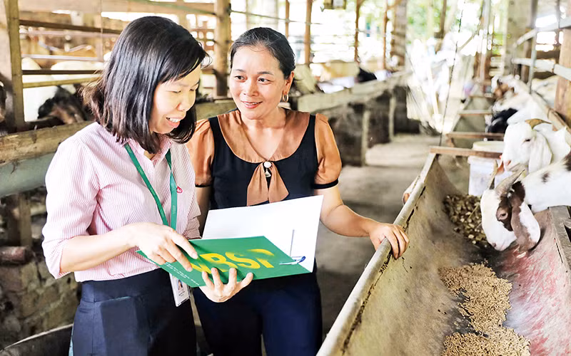 Cán bộ Ngân hàng chính sách chi nhánh huyện Hiệp Hòa trao đổi cách làm mới với hộ dân ở thôn Nam Đồng, xã Danh Thắng từ nguồn vay vốn ưu đãi để sản xuất, chăn nuôi.