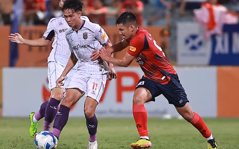 Công an Hà Nội (áo đỏ) giành chiến thắng 1-0 trước Bình Dương. (Ảnh TRẦN HẢI)