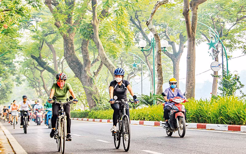 Nhiều người dân ưa thích đạp xe quanh hồ Tây.