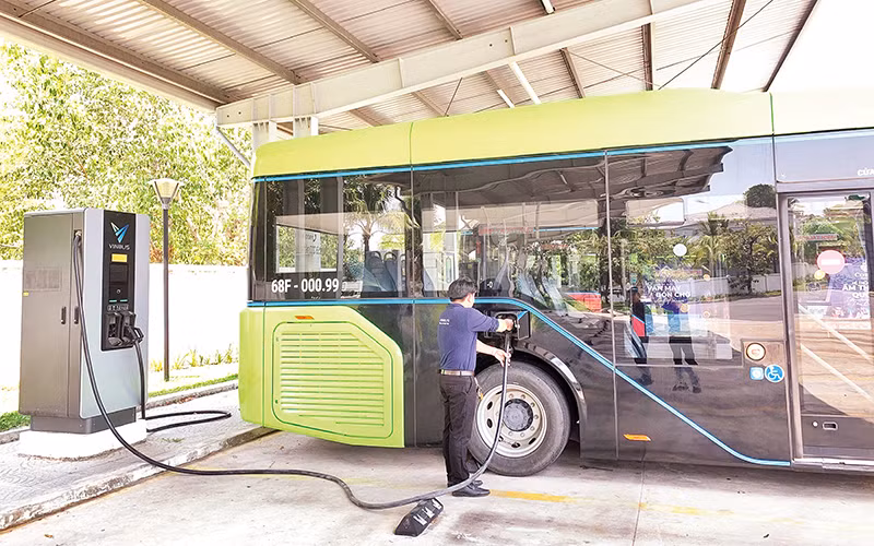 Hệ thống trạm sạc điện cho xe buýt điện của VinBus tại Thành phố Hồ Chí Minh.