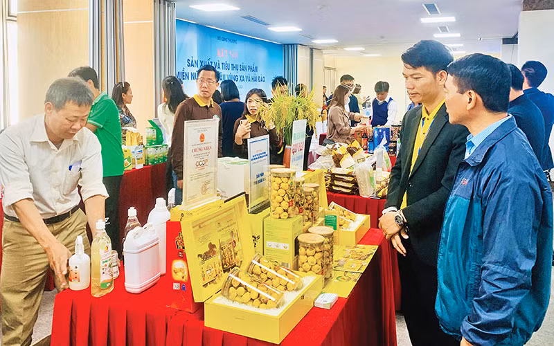 Hoạt động giới thiệu, kết nối sản xuất và tiêu thụ nông sản vùng sâu, vùng xa, miền núi, hải đảo tại Cung Văn hóa Lao động hữu nghị Việt Tiệp (Hải Phòng).