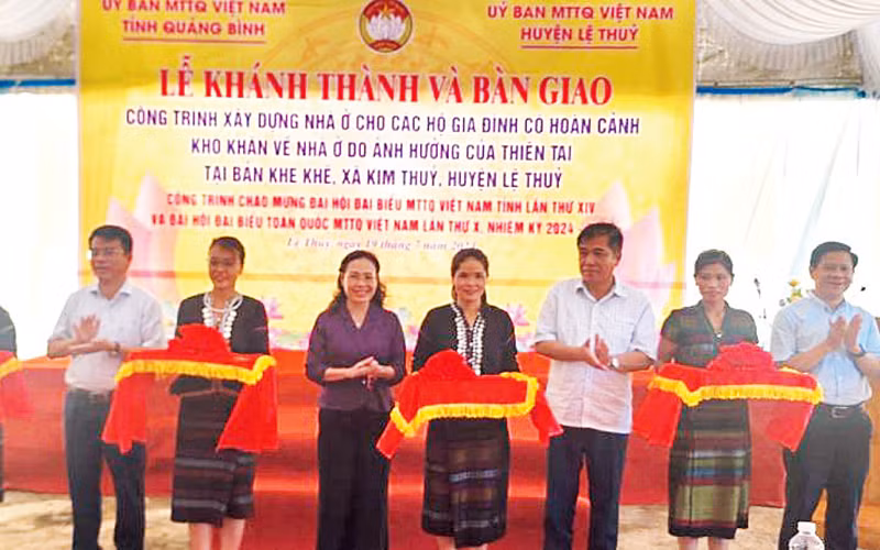 Lễ bàn giao 41 nhà cho người dân có hoàn cảnh khó khăn ở bản Khe Khế, xã Kim Thủy, huyện Lệ Thủy (Quảng Bình). Lễ bàn giao 41 nhà cho người dân có hoàn cảnh khó khăn ở bản Khe Khế, xã Kim Thủy, huyện Lệ Thủy (Quảng Bình).