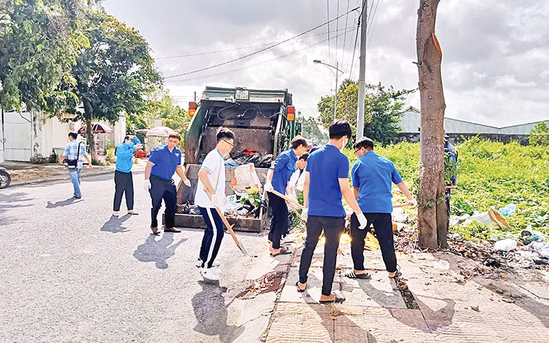 Thanh niên tình nguyện và người dân tham gia vệ sinh môi trường ở thành phố Sóc Trăng, tỉnh Sóc Trăng.