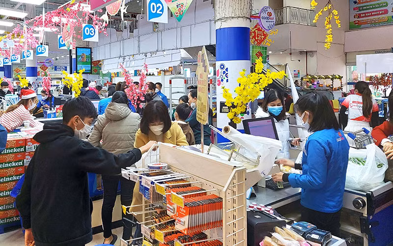 Không khí mua sắm Tết ở siêu thị Co.opmart Quảng Bình. (Ảnh HƯƠNG GIANG)