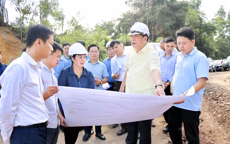 Lãnh đạo tỉnh Cao Bằng kiểm tra tiến độ thi công tuyến đường tránh thành phố Cao Bằng. (Ảnh BÁO CAO BẰNG) 