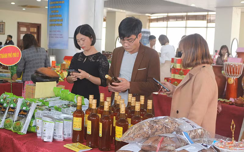Các sản phẩm được công nhận OCOP trưng bày tại hội nghị kết nối thương mại.