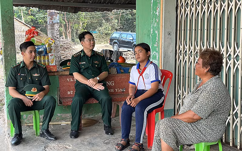 Cán bộ Đồn Biên phòng Cửa khẩu quốc tế Hà Tiên, tỉnh Kiên Giang thăm gia đình học sinh có hoàn cảnh khó khăn.