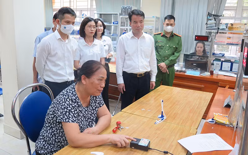 Bảo hiểm xã hội Việt Nam thí điểm việc khám, chữa bệnh bằng thẻ căn cước công dân và sinh trắc vân tay tại các cơ sở khám, chữa bệnh. (Ảnh TÂM TRUNG)