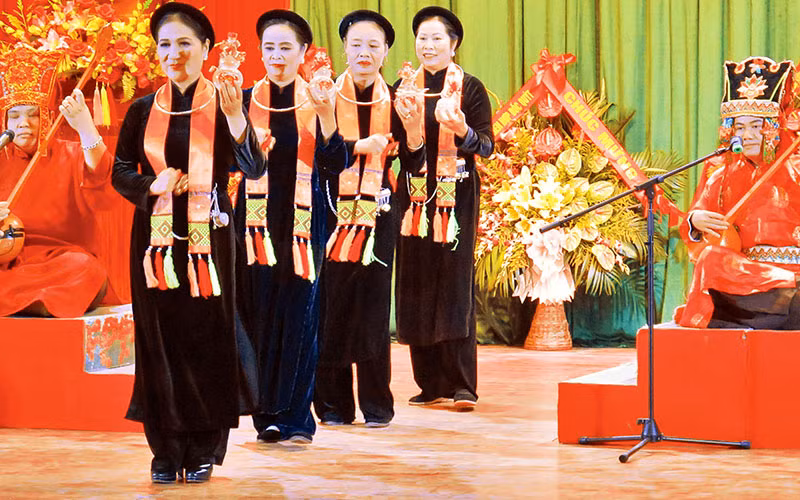 Đội văn nghệ thuộc câu lạc bộ bảo tồn dân ca của tỉnh biểu diễn giao lưu nhân các ngày lễ hội.