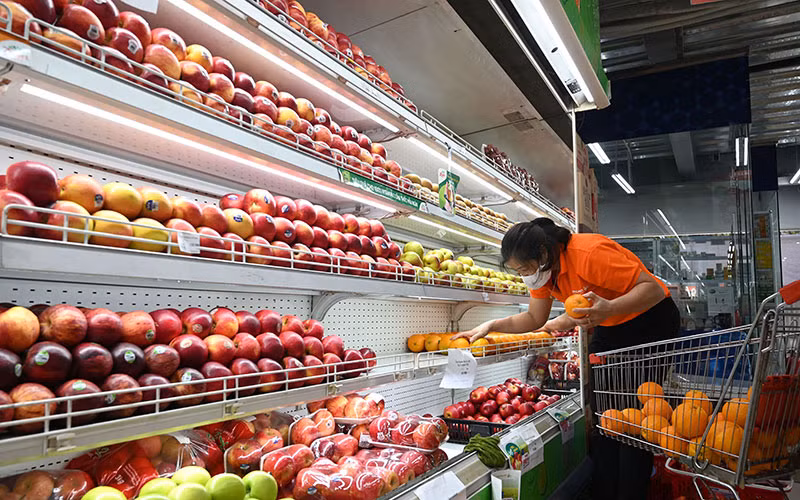 Người tiêu dùng lựa chọn các sản phẩm tại siêu thị BRG Mart Bùi Ngọc Dương, Hà Nội. (Ảnh TUỆ NGHI)