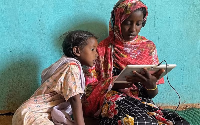 Trẻ em Sudan tiếp cận công nghệ nhờ sử dụng năng lượng mặt trời. (Ảnh UNICEF)
