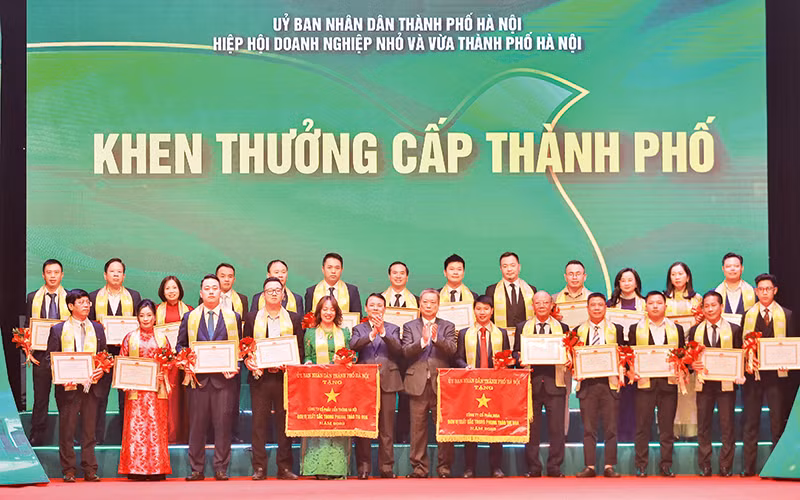 Ủy ban nhân dân thành phố Hà Nội khen thưởng các doanh nghiệp, doanh nhân tiêu biểu năm 2024.