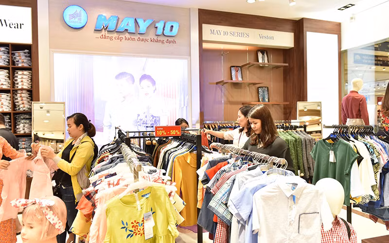 Người tiêu dùng mua hàng tại cửa hàng giới thiệu sản phẩm của Tổng công ty May 10.