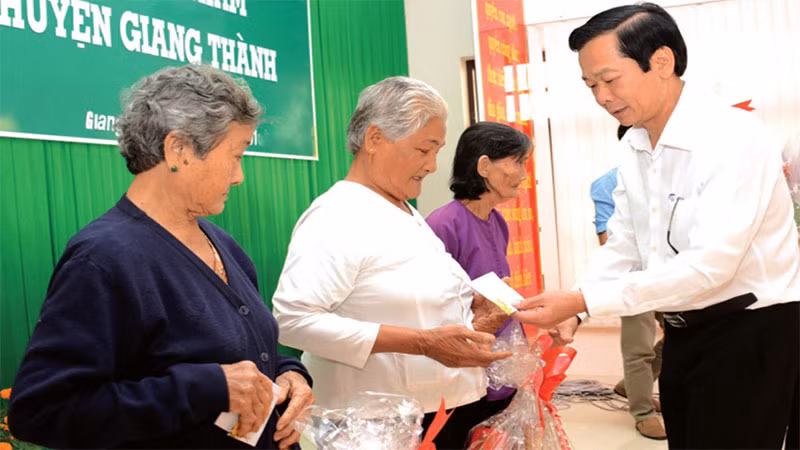 Lãnh đạo tỉnh Kiên Giang thăm, tặng quà gia đình chính sách huyện Giang Thành. Lãnh đạo tỉnh Kiên Giang thăm, tặng quà gia đình chính sách huyện Giang Thành.