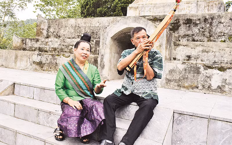 Để thuận tiện trong sinh hoạt thường ngày, nam giới vẫn sử dụng áo truyền thống, riêng quần thì sử dụng quần âu tối màu thay cho loại quần truyền thống nhuộm chàm. Để thuận tiện trong sinh hoạt thường ngày, nam giới vẫn sử dụng áo truyền thống, riêng quần thì sử dụng quần âu tối màu thay cho loại quần truyền thống nhuộm chàm.