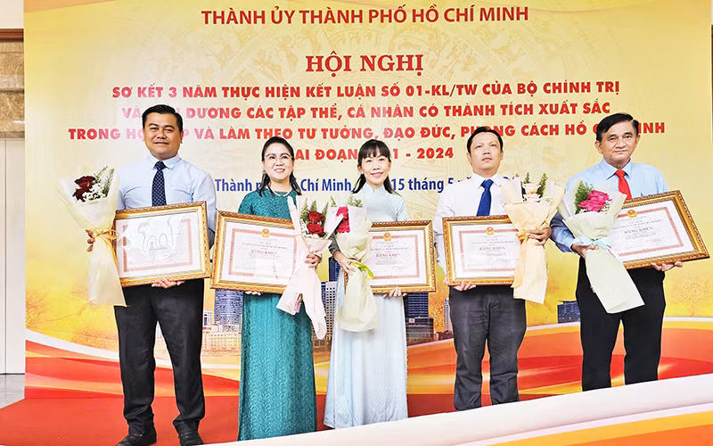 Đại diện các đơn vị xuất sắc của Quận 11 nhận Bằng khen của Thành ủy Thành phố Hồ Chí Minh tại lễ sơ kết ba năm thực hiện Kết luận số 01-KL/TW của Bộ Chính trị.