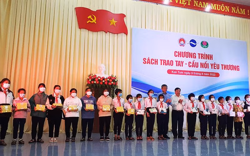 Đại diện Sở Giáo dục và Đào tạo Thành phố Hồ Chí Minh trao 3.000 bộ sách giáo khoa và 20 nghìn quyển vở tặng học sinh nghèo tỉnh Kon Tum. Đại diện Sở Giáo dục và Đào tạo Thành phố Hồ Chí Minh trao 3.000 bộ sách giáo khoa và 20 nghìn quyển vở tặng học sinh nghèo tỉnh Kon Tum.