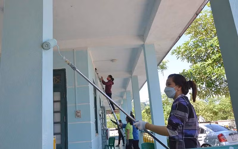 Giáo viên Trường mầm non Bình Trung (huyện Chợ Đồn, tỉnh Bắc Kạn) dọn dẹp, chỉnh trang lớp học chuẩn bị cho ngày khai giảng.
