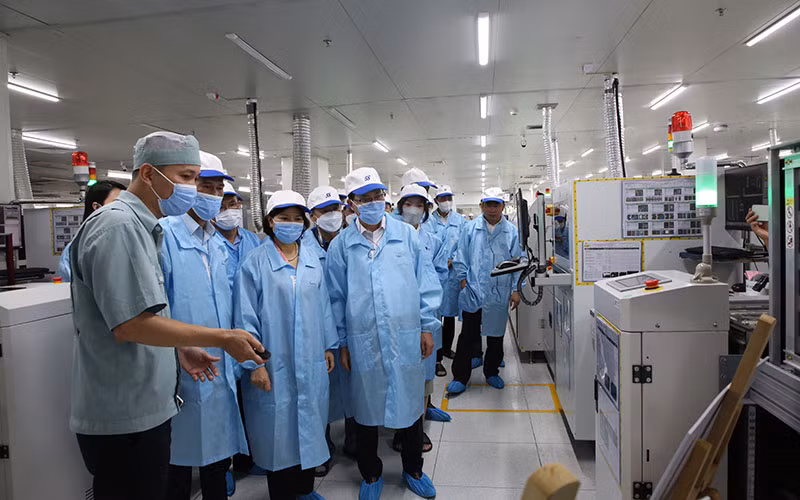 Lãnh đạo tỉnh Bắc Ninh và Samsung Việt Nam đánh giá mô hình Nhà máy thông minh tại Khu công nghiệp Tiên Sơn. (Ảnh PHI TRƯỜNG)