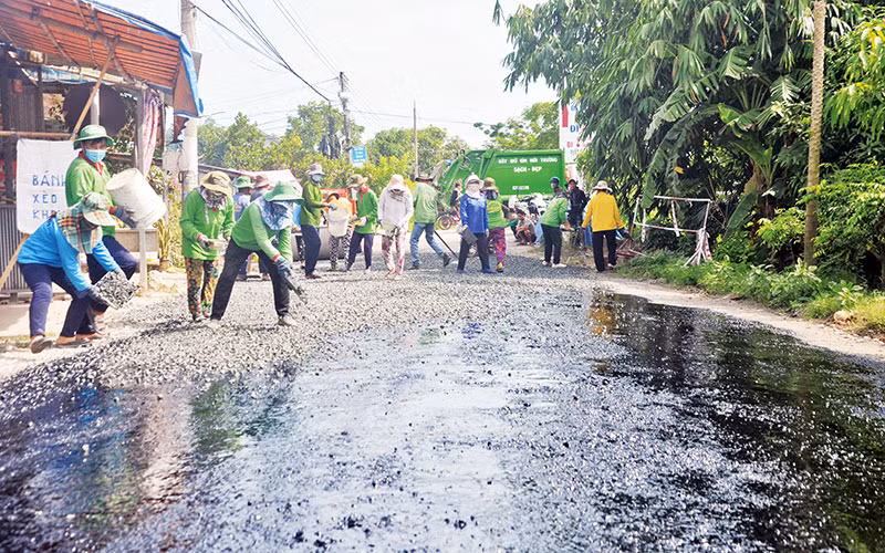 Đội lắp vá đường từ thiện những năm qua đã sửa chữa nhiều đoạn đường xuống cấp vùng nông thôn thuộc huyện Chợ Mới, tỉnh An Giang. Đội lắp vá đường từ thiện những năm qua đã sửa chữa nhiều đoạn đường xuống cấp vùng nông thôn thuộc huyện Chợ Mới, tỉnh An Giang.