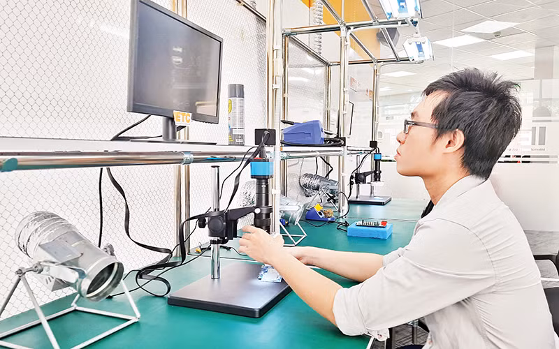 Đào tạo nhân lực tại Trung tâm Điện tử và vi mạch bán dẫn (ESC), Khu Công nghệ cao Thành phố Hồ Chí Minh.