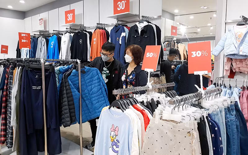 Nhiều hệ thống bán lẻ tổ chức chương trình giảm giá để thu hút khách hàng dịp cuối năm. (Ảnh Hoài Nam)