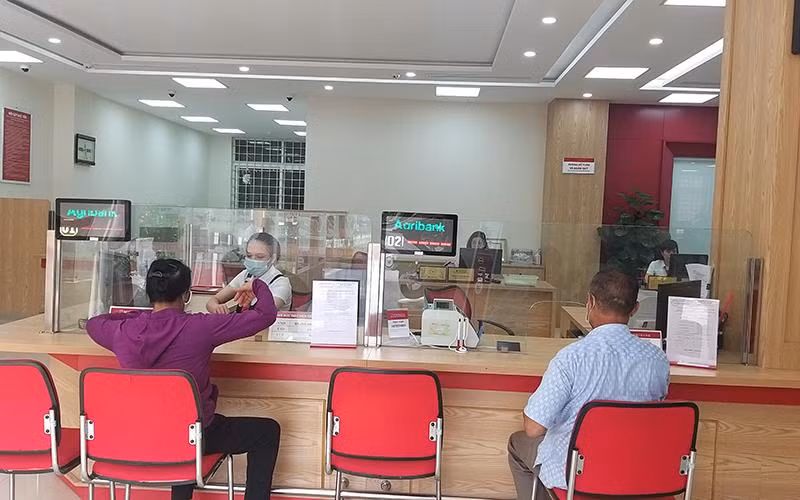 Khách hàng giao dịch tại chi nhánh Ngân hàng Nông nghiệp và Phát triển nông thôn.