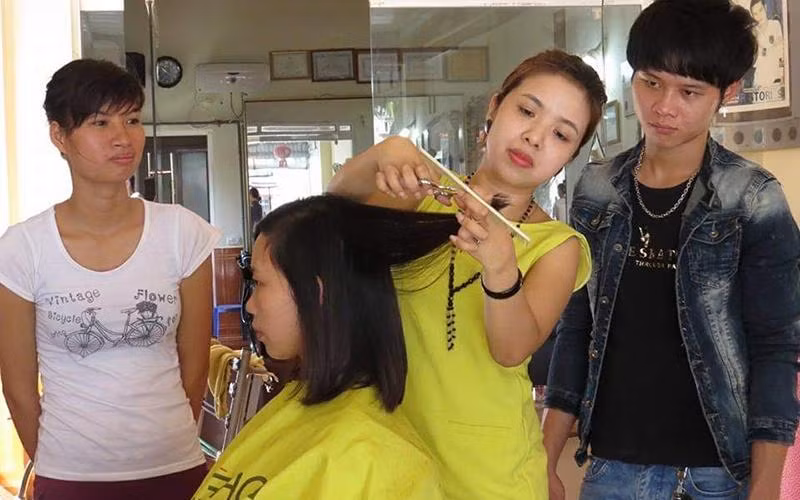 Chị Nguyễn Thị Hà hướng dẫn các bạn trẻ học nghề cắt tóc. Chị Nguyễn Thị Hà hướng dẫn các bạn trẻ học nghề cắt tóc.