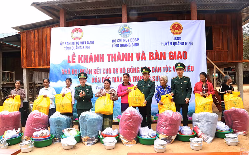 Cán bộ, chiến sĩ Bộ đội Biên phòng Quảng Bình khánh thành, bàn giao nhà Đại đoàn kết và tặng quà Tết cho đồng bào dân tộc thiểu số ở xã Trường Sơn, huyện Quảng Ninh.