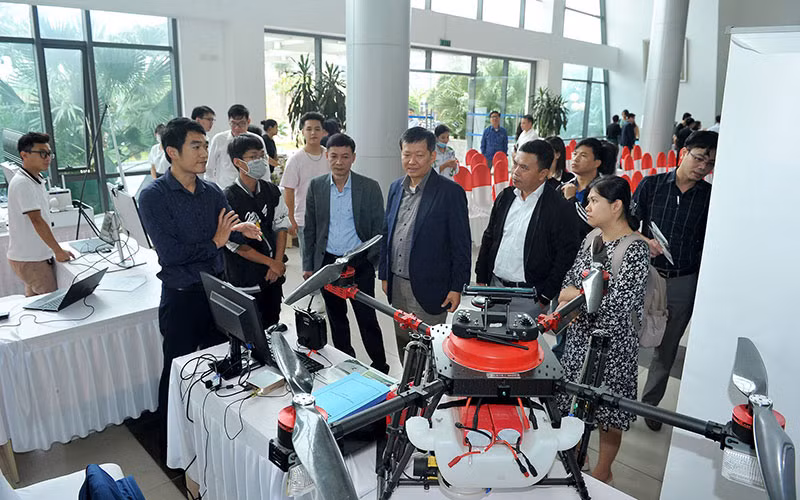 Thiết bị bay không người lái của Viện nghiên cứu và ứng dụng công nghệ cao Hòa Lạc được sử dụng trong sản xuất nông nghiệp. (Ảnh ANH SƠN)