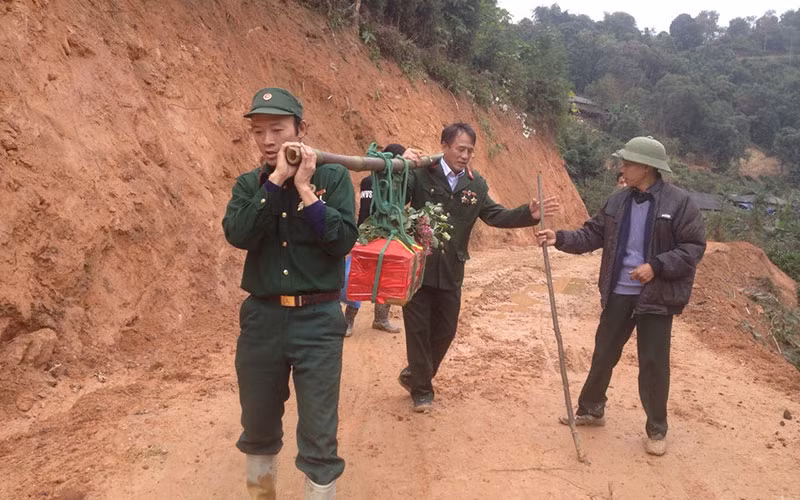 Cựu chiến binh Nguyễn Văn Kim (bên trái) trong một chuyến tìm kiếm hài cốt của đồng đội tại huyện Vị Xuyên, tỉnh Hà Giang.