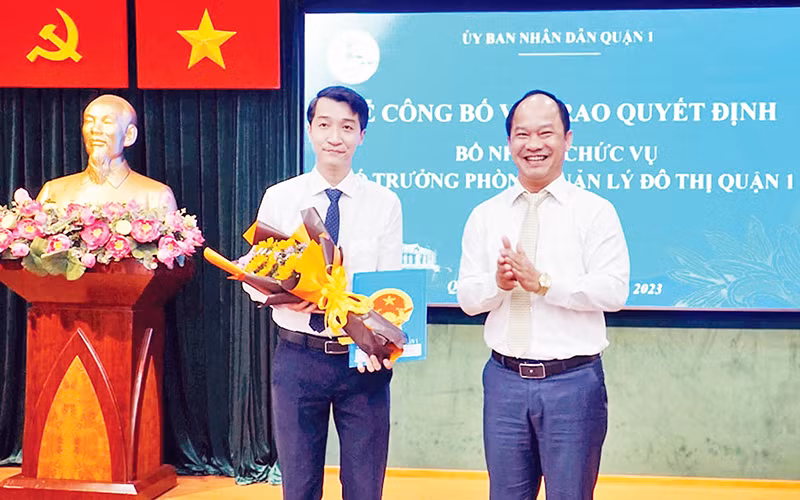 Ủy ban nhân dân Quận 1 trao quyết định bổ nhiệm chức danh Phó Trưởng phòng Quản lý đô thị thông qua kỳ thi tuyển dụng chức danh lãnh đạo.