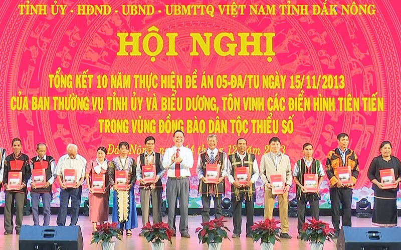 Bí thư Tỉnh ủy Đắk Nông Ngô Thanh Danh tặng quà cho lực lượng cốt cán, người có uy tín trong vùng đồng bào dân tộc thiểu số.