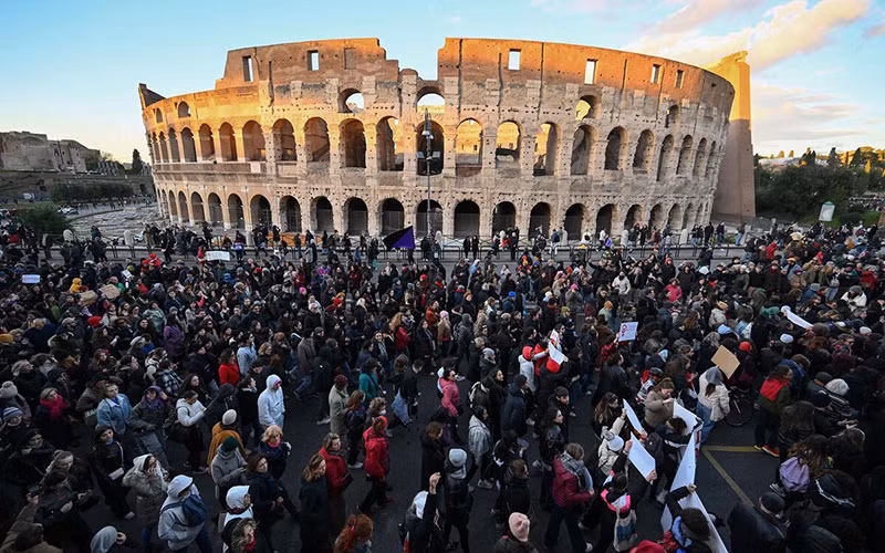 Tuần hành tại Rome (Italia) nhân Ngày thế giới xóa bỏ bạo lực đối với phụ nữ.